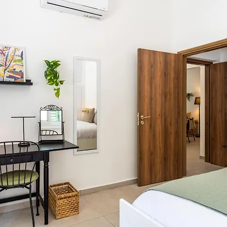 Arty Haven - Spacious 3-br House In Apartament Larnaca