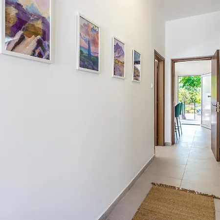 Arty Haven - Spacious 3-br House In דירה לרנקה