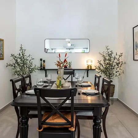 Arty Haven - Spacious 3-br House In لارنكا