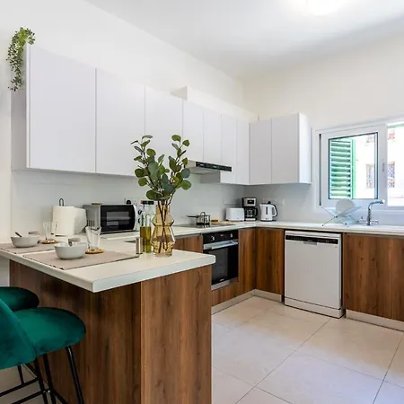 Arty Haven - Spacious 3-br House In 라르나카