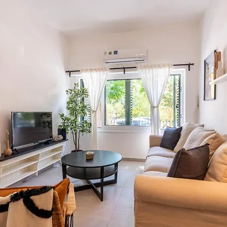 Arty Haven - Spacious 3-br House In