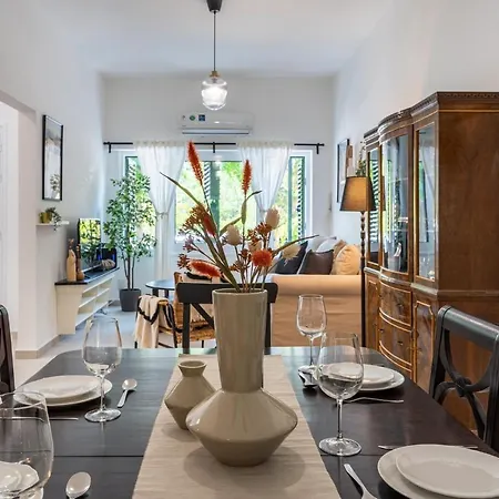 Arty Haven - Spacious 3-br House In 라르나카