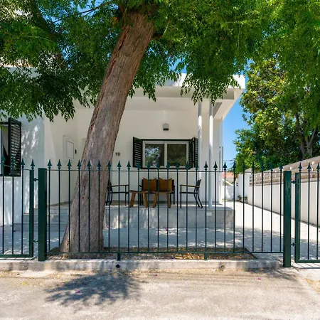 Arty Haven - Spacious 3-br House In Apartment *