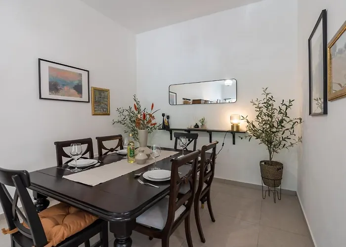 Arty Haven - Spacious 3-br House In * ラルナカ