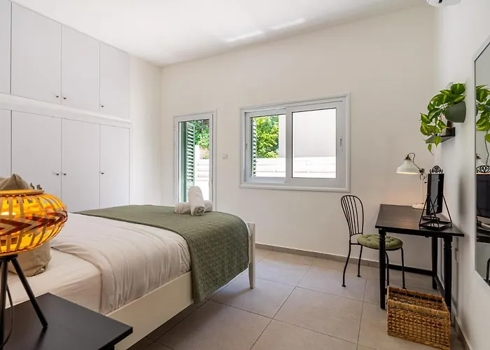 Arty Haven - Spacious 3-br House In Λάρνακα