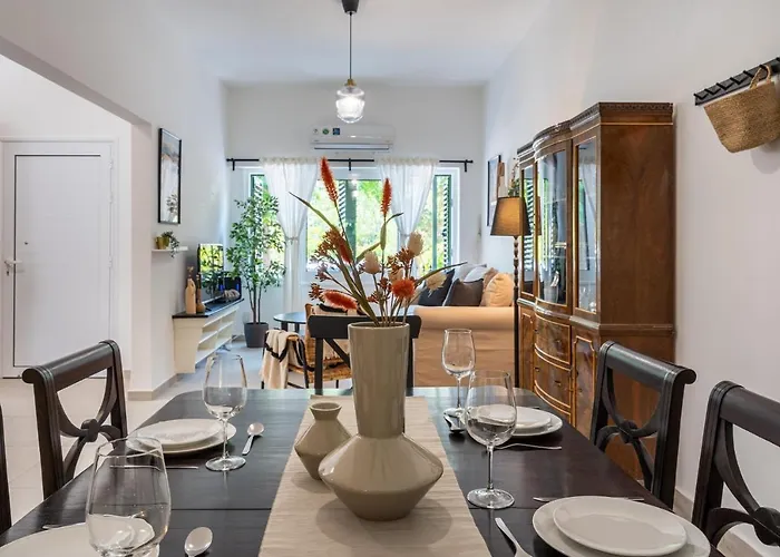 Arty Haven - Spacious 3-br House In Λάρνακα