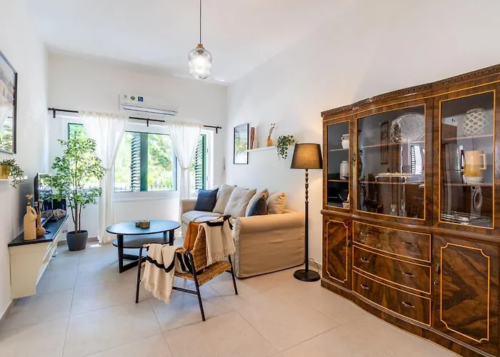 Arty Haven - Spacious 3-br House In