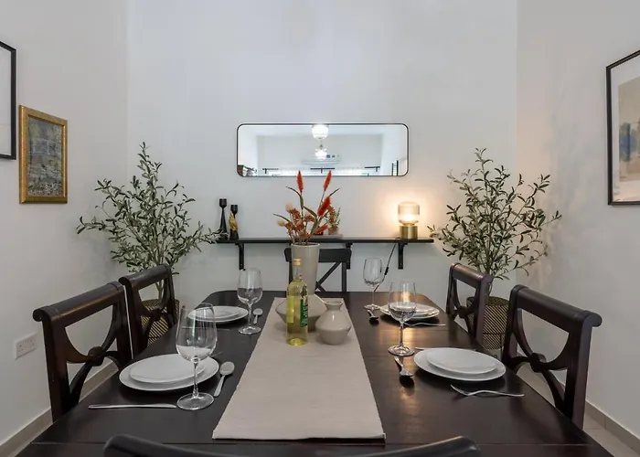 Διαμέρισμα Arty Haven - Spacious 3-br House In Λάρνακα